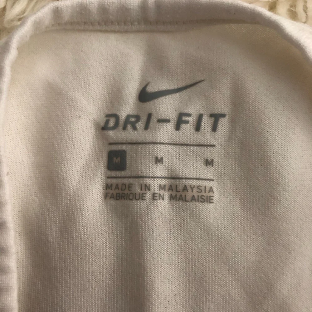 𝅺girls Nike workout top